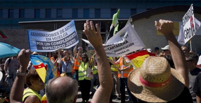 Protesta d'examinadors el passat 25 de juliol davant la Direcció General de Trànsit. FOTO: EFE/Luca Piergiovanni