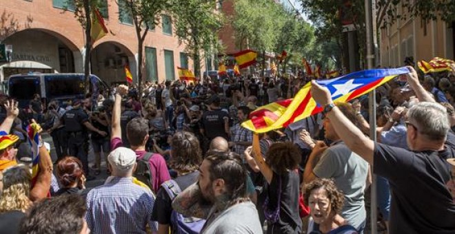 Imatge de la doble protesta que ha tingut lloc aquest dilluns davant la caserna de la Guàrdia Civil a Travessera de Gràcia. FOTO: EFE/Quique García