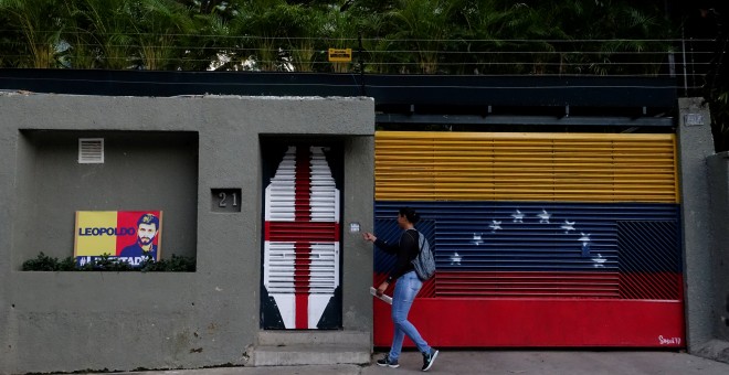 Una personas camina junto a a casa del opositor venezolano Leopoldo López, detenido de nuevo esta madrugada.-  REUTERS/Carlos Garcia Rawlins