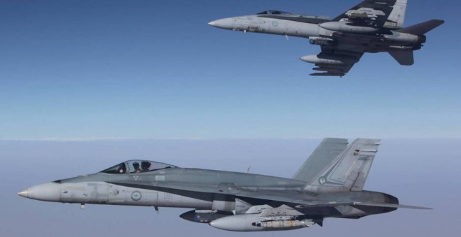 Dos aviones caza F-18 vuelan en formación.- REUTERS