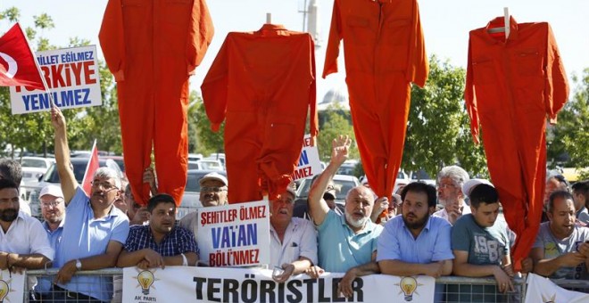 Varias personas protestan contra los soldados arrestados que participaron en el intento de golpe de Estado del pasado 15 de julio de 2016 en Turquía.- EFE/Tumay Berkin