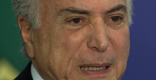 El presidente de Brasil, Michel temer, participa en una ceremonia en la que firmó un acta para autorizar recursos para medicina hoy, mates 1 de agosto de 2017, en Brasilia (Brasil). La Cámara de Diputados de Brasil retomó hoy sus sesiones tras un receso d