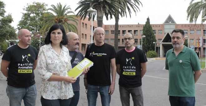 Membres del PACMA, aquest dimecres a València.