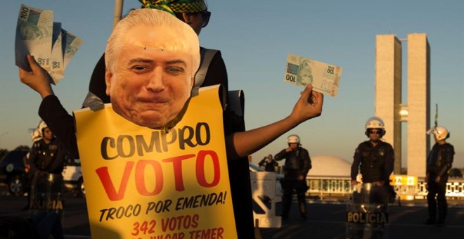 Manifestantes protestan contra el presidente Michel Temer frente al edificio del Congreso Nacional. - EFE