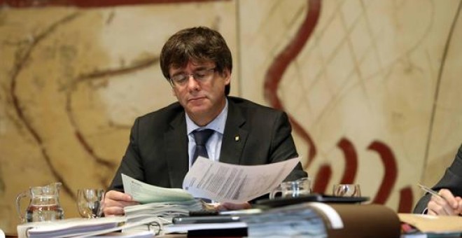 Carles Puigdemont, aquest dimarts, a la última reunió del Govern abans de les vacances. EFE/Toni Albir