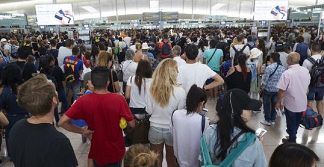 Cues als controls de seguretat de la T-1 de l'aeroport del Prat el passat 26 de juliol. EFE/Alejandro García