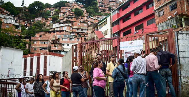 Ciudadanos hacen cola para votar a los miembros de la Asamblea Nacional Constituyente en Caracas /AFP (RONALDO SCHEMIDT)