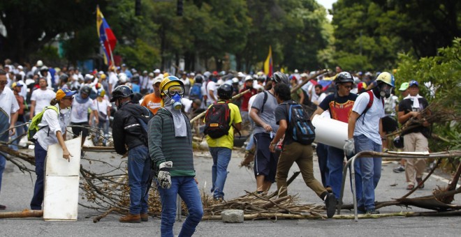 Barricada de la oposición durante las protestas en el día de las elecciones a la Asamblea Nacional Constituyente /REUTERS (Christian Veron)