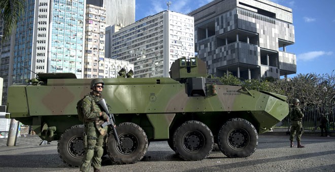 Los marines brasileños toman posiciones en el centro de Rio de Janeiro /AFP (Mauro PIMENTEL)