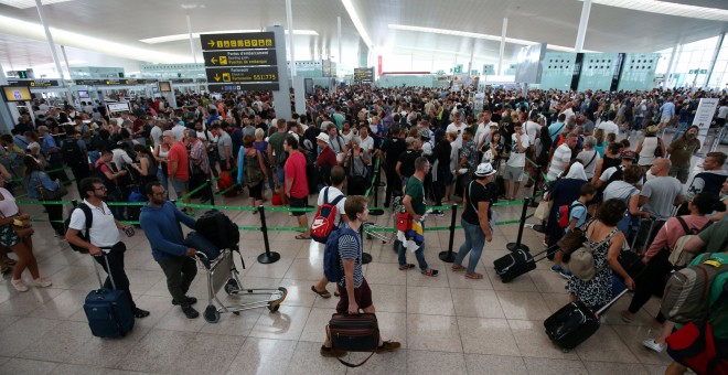 Largas colas de pasajeros en los controles de seguridad del aeropuerto de Barcelona-El Prat, en la primera jornada de paros de los trabajadores de Eulen, encargada de este servicio. REUTERS/Albert Gea