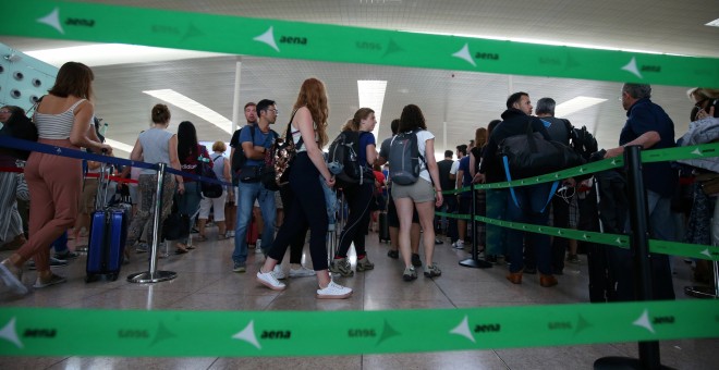 Largas colas de pasajeros en los controles de seguridad del aeropuerto de Barcelona-El Prat, en la primera jornada de paros de los trabajadores de Eulen, encargada de este servicio. REUTERS/Albert Gea