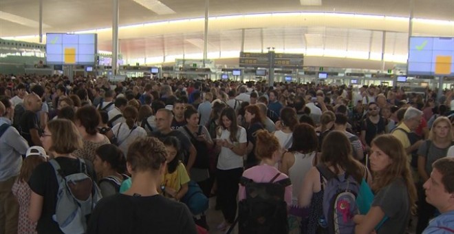 Largas colas de pasajeros en los controles de seguridad del aeropuerto de Barcelona-El Prat, en la primera jornada de paros de los trabajadores de Eulen / EUROPA PRESS