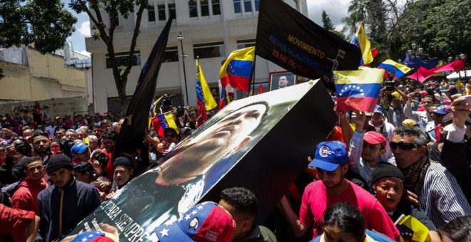Simpatizantes oficialistas se concentran en apoyo a la instalación de la Asamblea Nacional Constituyente este viernes, en Caracas (Venezuela). EFE/Cristian Hernández
