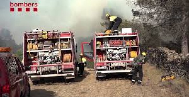 Dotacions de bombers a la zona de l'incendi