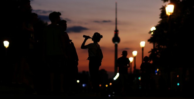 Varias personas beben durante un festival en Berlín.- REUTERS