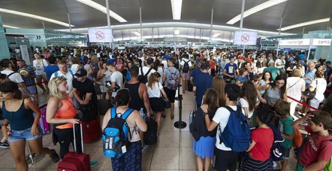 Cues als controls de seguretat de l'aeroport del Prat, divendres passat. EFE/Alejandro García