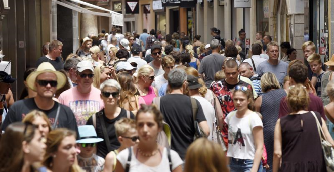 Turistas pasean por la céntrica calle de San Miguel en Palma. EFE