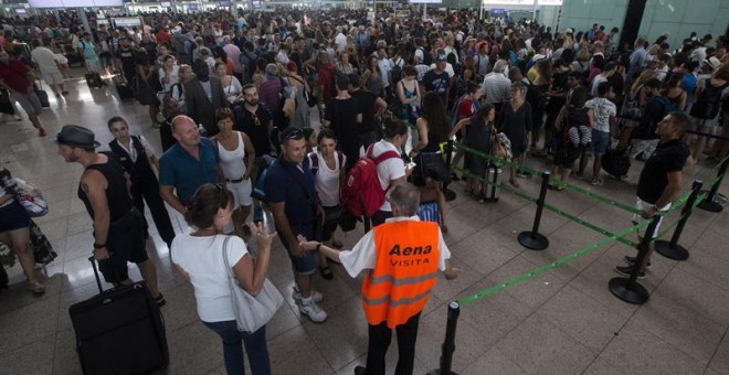 Cues intermitents per accedir al control de seguretat de l'Aeroport de Barcelona-el Prat  / EFE Quque García
