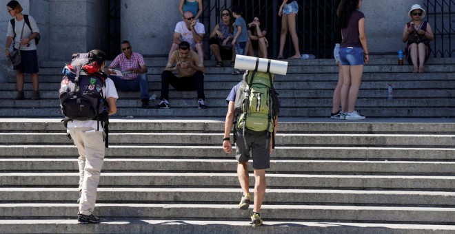 Turistas en frente de la Catedral de la Almudena en Madrid. REUTERS