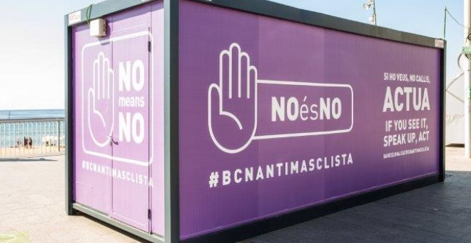 Estand de información contra la violencia machista del Ayuntamiento de Barcelona instalado en el Paseo Marítimo / PÚBLICO