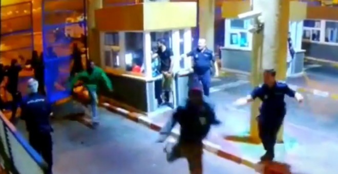 Captura del vídeo de las cámaras de seguridad del paso fronterizo de Ceuta.