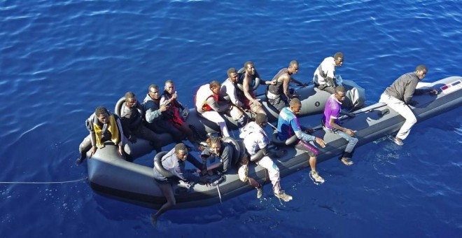 Migrantes en una embarcación neumática en las costas de Ceuta el 19 de febrero del 2016. EFE