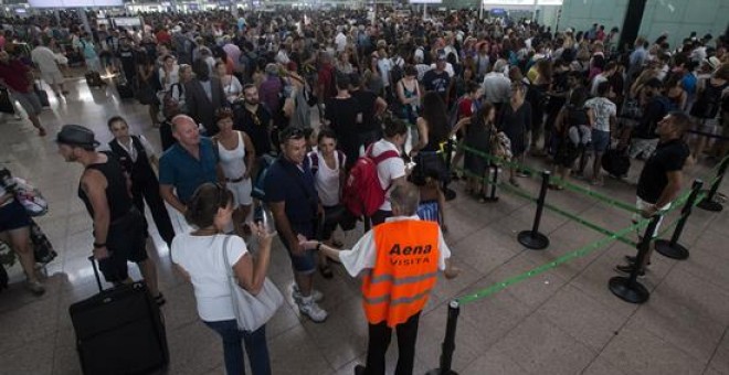 Cues als controls de seguretat del Prat, el passat diumenge durant les aturades parcials. EFE/Quique García