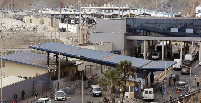 Imagen de la frontera del Tarajal, que separa Ceuta de Marruecos. EFE