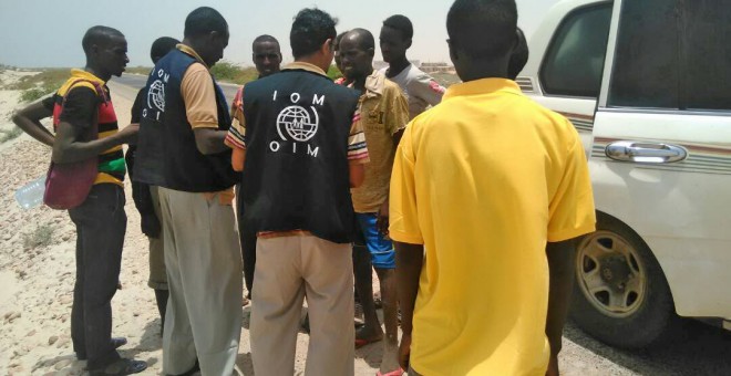 Trabajadores de la Organización Internacional para las Migraciones (OIM) ayudan a migrantes somalíes y etíopes que, según parece, fueron obligados a arrojarse al mar en una una playa en shabua (Yemen).