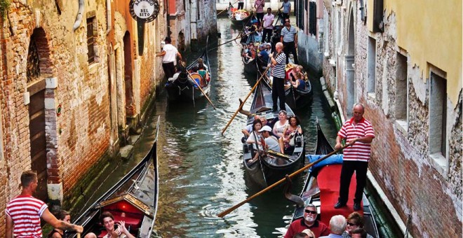 Góndolas repletas de turistas circulan por un canal de Venecia /Architecture and Design