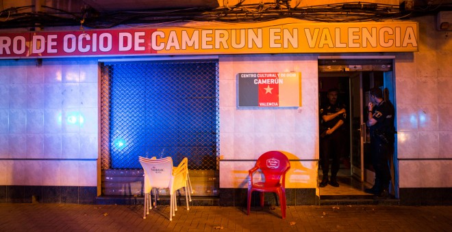 Agentes de la Policía Local de Valencia entran al local del centro cultural camerunés después de detener a Nfina Ondo.- EVA MÁÑEZ