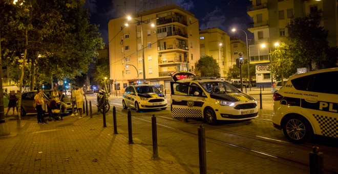 Una decenas de unidades de la Policía local valenciana acudió al local en el que fue detenida la mujer.- EVA MÁÑEZ
