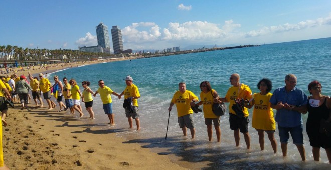 Protesta de veïns de la Barceloneta contra el turisme massiu. FOTO: Guillem Amatller