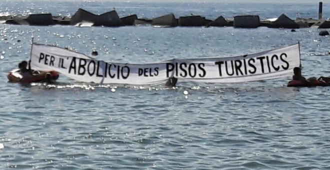 Protesta contra los efectos del turismo masivo en Barcelona./ PLATAFORMA BARCELONETA DIU PROU
