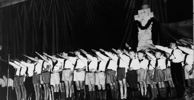Niños hacen el saludo Nazi en un acto del German American Bund en 1939