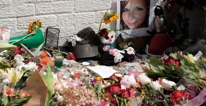 Flores y la foto de Heather Heyer, una de las víctimas de la jornada violenta protagonizada por supremacistas estadounidenses, en una calles de Charlottesville, en el estado de Virginia. REUTERS/Justin Ide