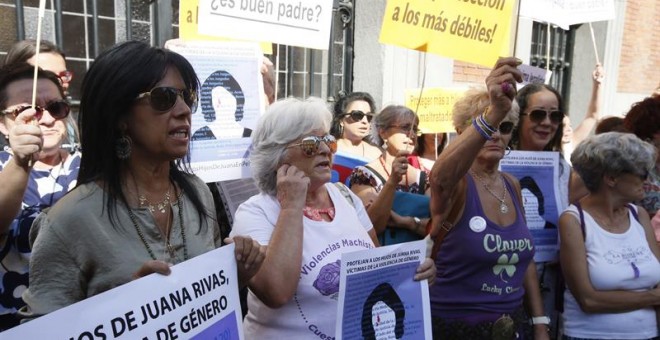 La cantante Cristina del Valle (i) participa junto con las plataformas en apoyo a Juana Rivas, en busca y captura por no entregar a sus hijos al padre, en una protesta esta mañana frente al Ministerio de Justicia en Madrid, y en otras ciudades del país, p
