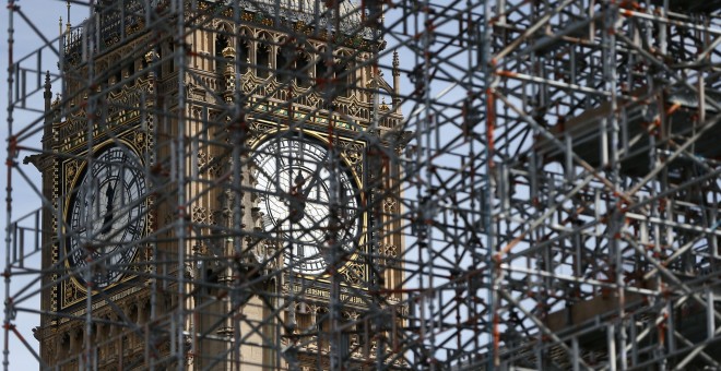 La Elizabeth Tower, donde está el popular reloj 'Big Ben', tapada por los andamios colocados en el edificio del Parlamento británico durante sus obras de rehabilitación. REUTERS/Neil Hall
