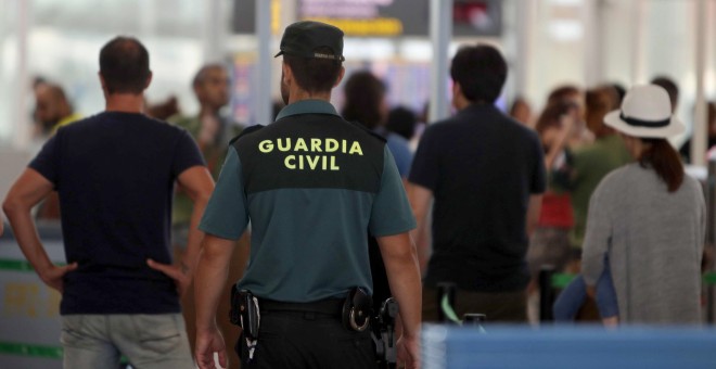 Agentes de la Guardia Civil custodian los accesos a las puertas de embarque en el aeropuerto de Barcelona tras iniciarse a medianoche la huelga indefinida de los trabajadores de Eulen. EFE/Toni Albir