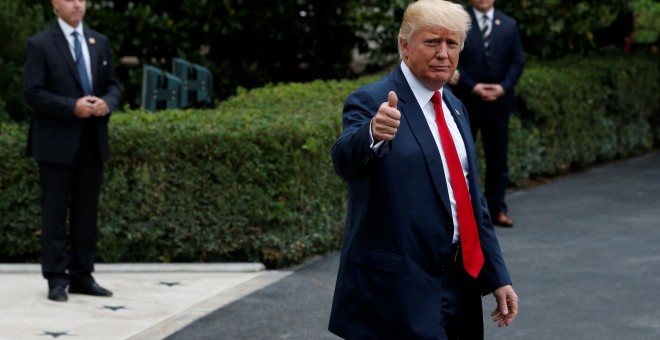 El presidente de EEUU, Donald Trump, hace un gesto a los fotógrafos al salir de la Casa Blanca, en Washington, para trasladarse a Nueva York. REUTERS/Jonathan Ernst