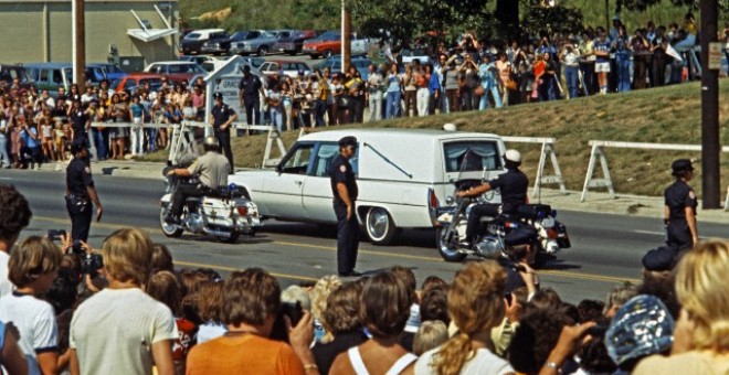 Instantánea del día del funeral de Elvis Presley el 18 de agosto del 1977.