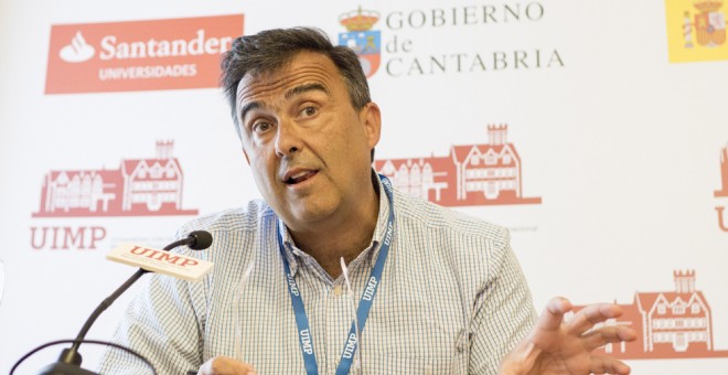 El director general de Oxfam Intermon, José María Vera,  durante la rueda de prensa que ha ofrecido en la Universidad Internacional Menéndez Pelayo (UIMP) en Santander. EFE/ROMÁN G. AGUILERA