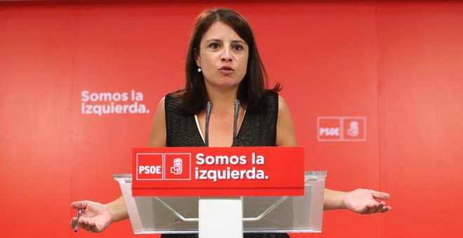 La vicesecretaria general, Adriana Lastra, durante la rueda de prensa que ofreció tras la reunión de los miembros de la Comisión Permanente del PSOE y la dirección del Grupo Parlamentario, en la sede socialista de Ferraz. EFE/J. J. Guillén