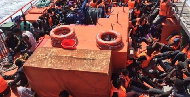 Imagen de las personas rescatadas a bordo de un barco de Salvamento Marítimo.-SALVAMENTO MARÍTIMO