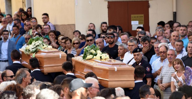 Funeral de los hermanos Luigi y Aurelio Luciani, de 47 y 43 años, en San Marco in Lamis, en Italia. 11 de agosto del 2017. EFE