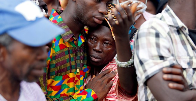 Una madre que ha perdido un hijo durante la avalancha de barro es consolada a la entrada del hospital de Connaught, en Freetown. REUTERS/Afolabi Sotunde