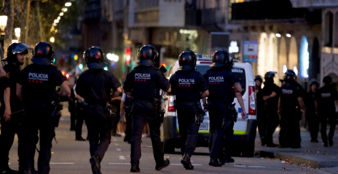 La Policía acordonó la zona de Plaza Cataluña. / REUTERS