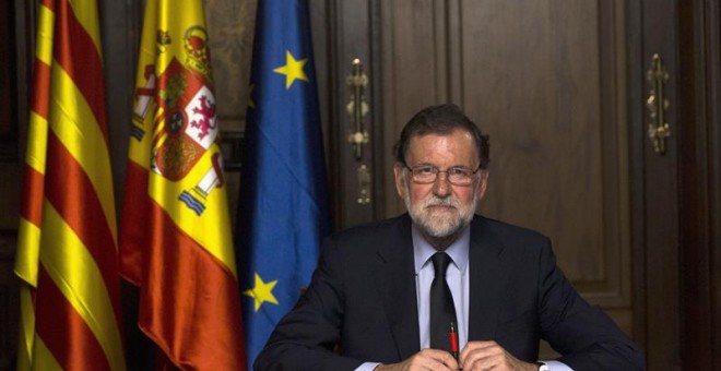 El presidente del Gobierno, Mariano Rajoy, durante la reunión que ha mantenido esta noche, en la Delegación del Gobierno en Catalunya, con altos mandos de las Fuerzas de Seguridad del Estado sobre el atentando terrorista cometido hoy en Barcelona.-EFE/Qui
