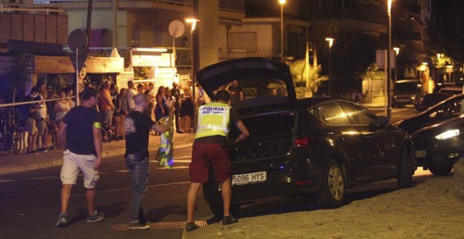Un policía inspecciona un coche en Cambrils (Tarragona), donde cuatro presuntos terroristas han sido abatidos por los Mossos después de haber arrollado con un vehículo a seis personas en el Paseo Marítimo de la localidad, que han resultado heridas de dive