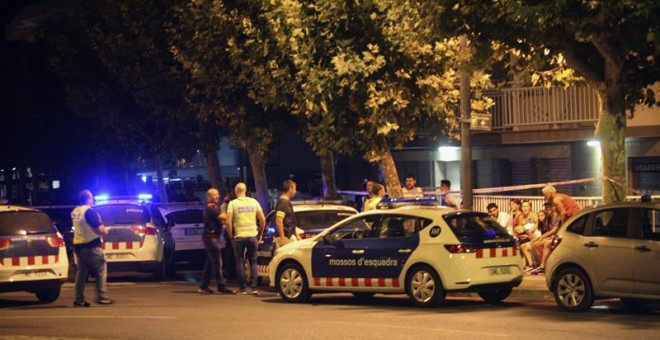 La policía inspecciona un coche en Cambrils (Tarragona), donde cuatro presuntos terroristas han sido abatidos por los Mossos después de haber arrollado con un vehículo a seis personas en el Paseo Marítimo de la localidad, que han resultado heridas de dive